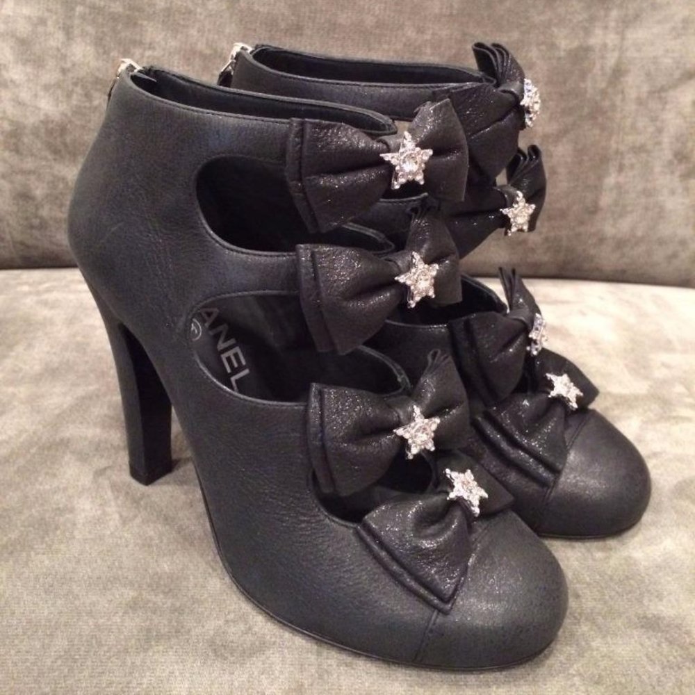 CHANEL Black High Heels with Bow Details - Picture 8 of 11